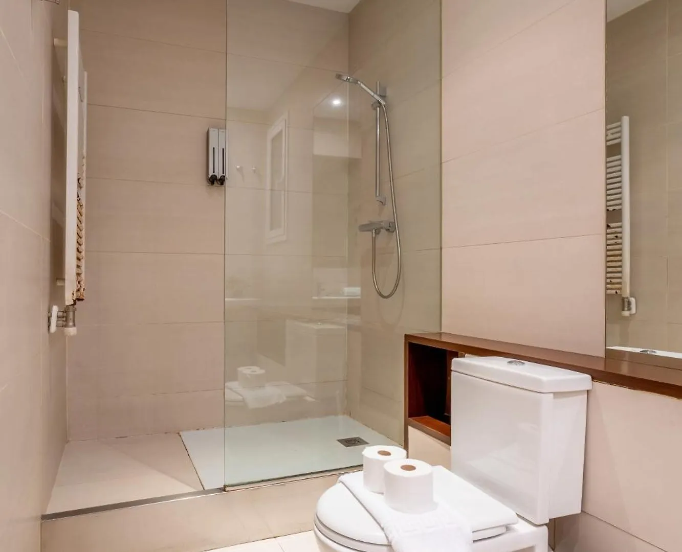 Classy 3Bed 3Bath Apartment In Eixample Barcelona Spain