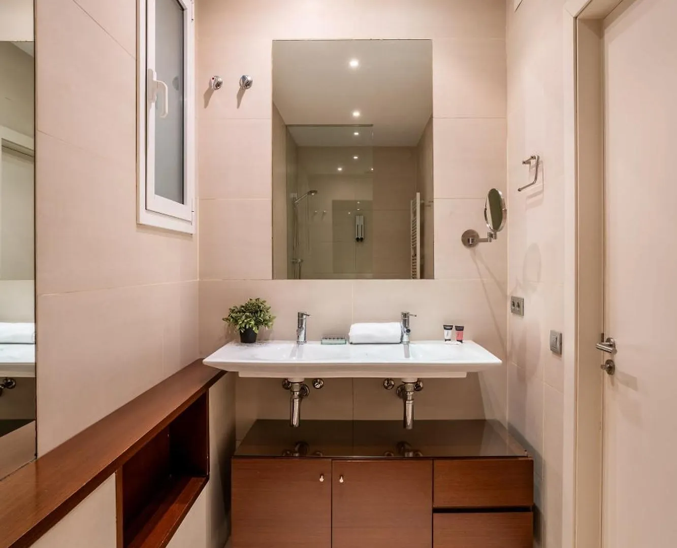 Classy 3Bed 3Bath Apartment In Eixample Barcelona