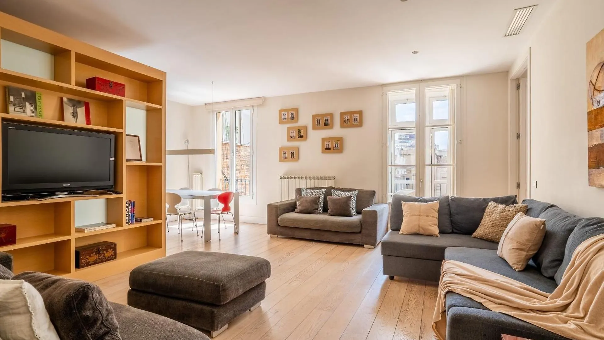 Classy 3Bed 3Bath Apartment In Eixample Barcelona